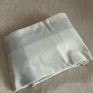 Shimmering Oval Tablecloth